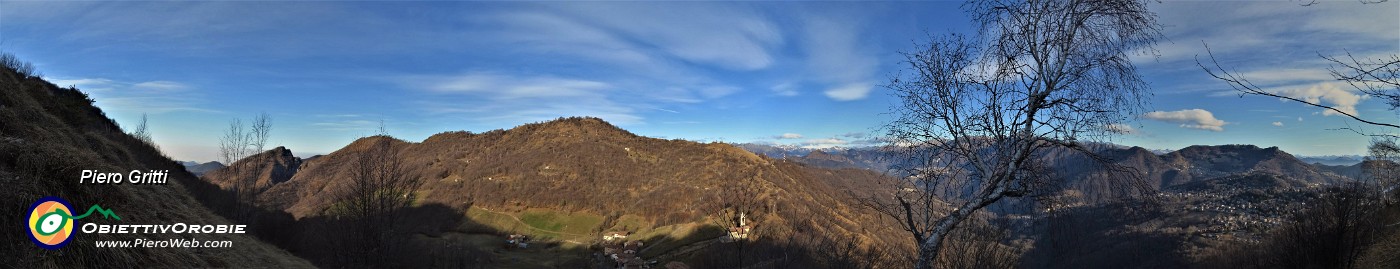 13 Salmezza con Corna Bianca-Costone-Filaressa baciati dal sole, sentiero 534 A di salita al Podona in ombra.jpg